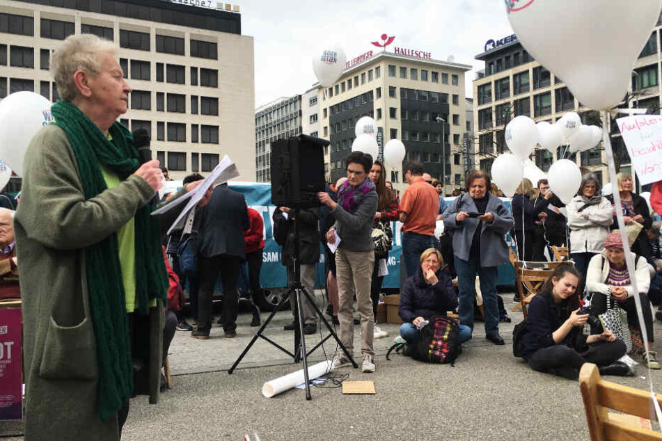 Die Demonstranten versammelten sich auf der Hauptwache in Frankfurt.