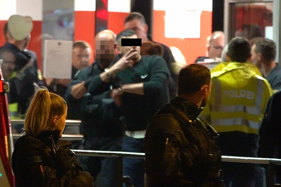 Der Angeklagte Alaa S. (23, schwarzer Balken) bei der Tatortbegehung am Döner-Laden unweit vom Tatort des Mordes an Daniel H. (†35).