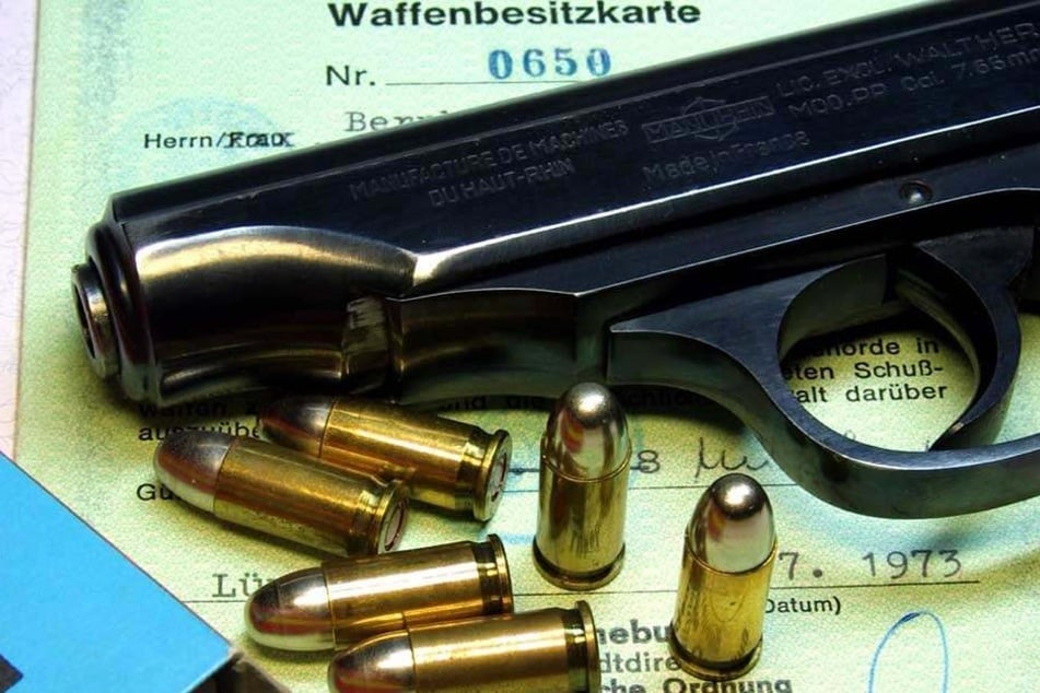 Der Mann versteckte die Waffe bei seiner Festnahme in seiner Jackentasche. (Symbolbild)