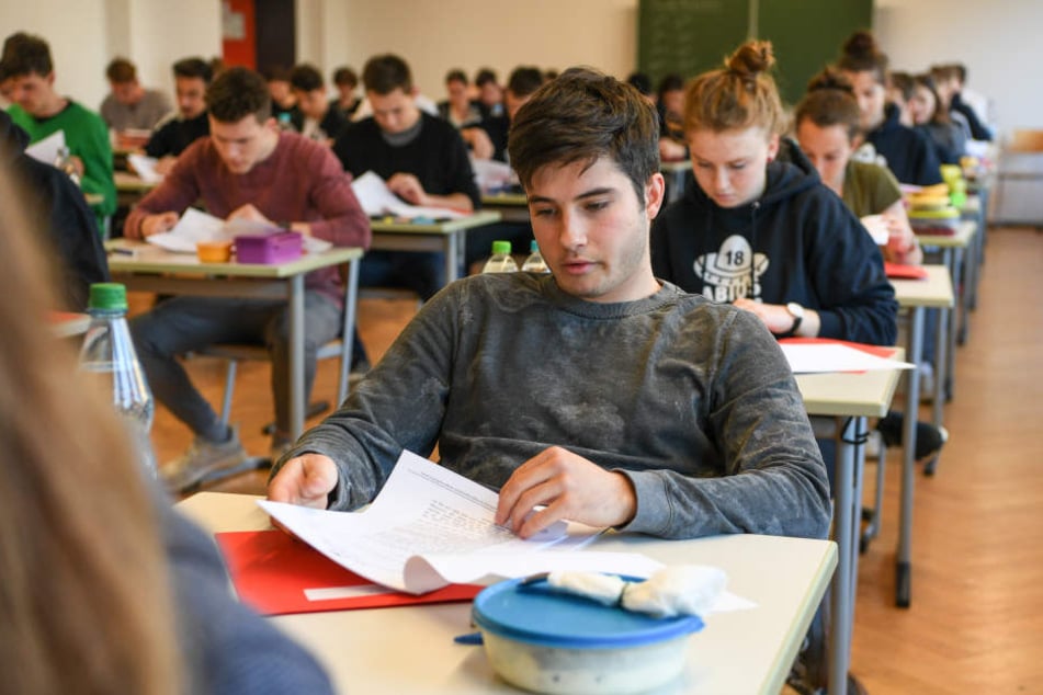Abiturienten während einer Prüfung. (Symbolbild)