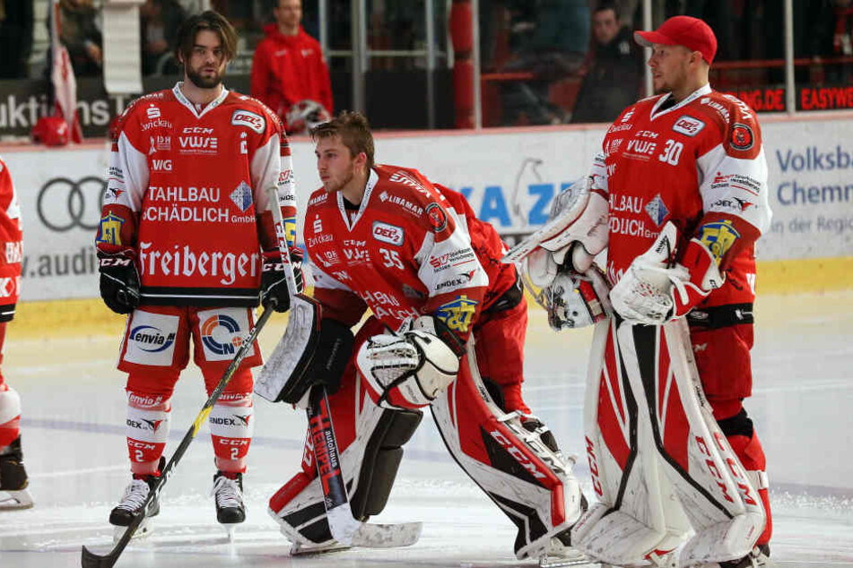 Eispiraten-Topscorer Carl Hudson (l.) fehlt heute, Goalie Brett Kilar (M.) steht im Kasten.