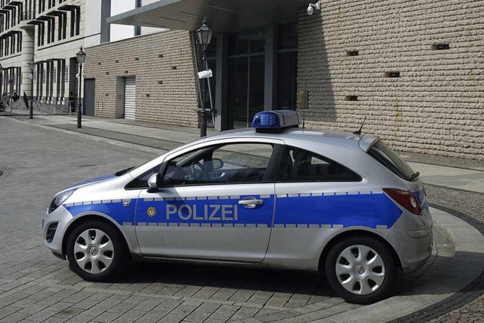 Ein solcher Opel wurde mit einem Verkehrsschild demoliert.