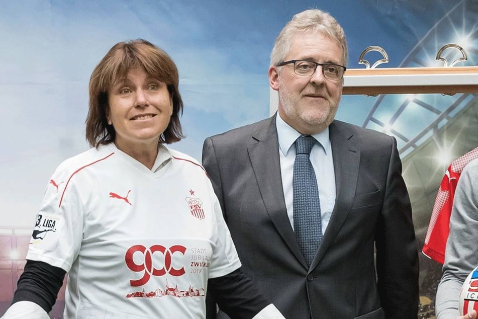 Zwickaus Oberbürgermeisterin Pia Findeiß (61, SPD) fühlt sich im Jubiläumstrikot zum Stadtgeburtstag der Fußballer des FSV Zwickau sichtlich wohl. Auch Volker Schneider (58) vom Energieversorger ZEV gefällt es.