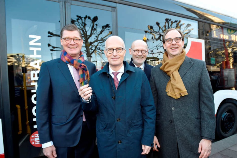 Stolz präsentieren die Verantwortlichen den Elektrobus: v.l.n.r. Till Oberwörder (Daimler), Bürgermeister Peter Tschentscher, Michael Westhagemann (Wirtschaftssenator) und Henrik Falk (Hochbahn)
