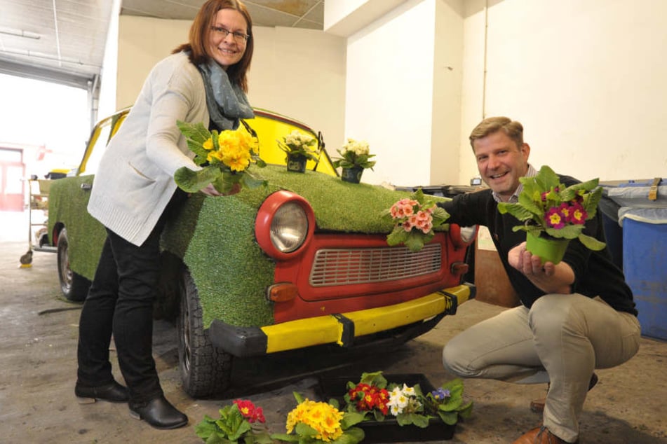 Jens Preißler (38), Manager der Zwickau-Arkaden, und Mitarbeiterin Andrea
Schneider (35) dekorieren einen Trabi frühlingsfrisch.