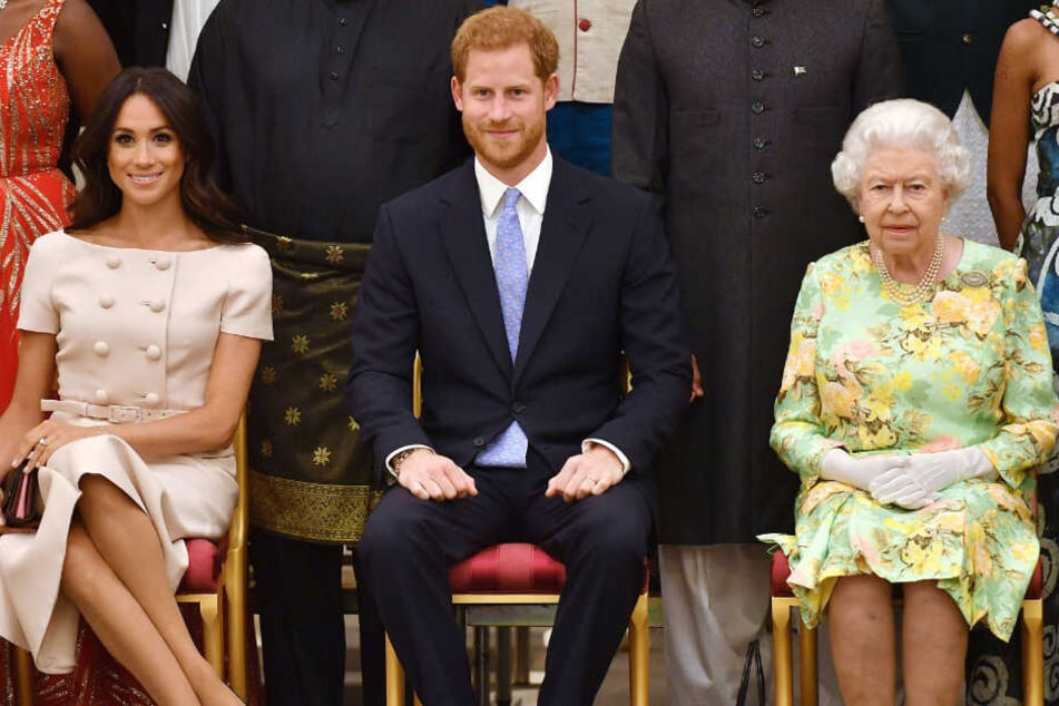 Prinz Harry (35), seine Frau Meghan (38) und die Queen (93) auf einem Foto aus "alten Zeiten".