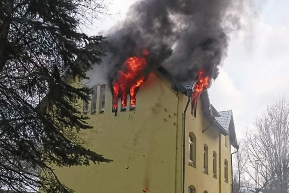 Die Wohnung im Dachgeschoss steht komplett in Flammen.