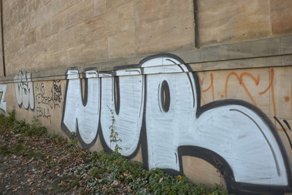 An der Albertbrücke muss die Stadt Graffiti entfernen, die auf den Sandstein
gesprüht wurden.