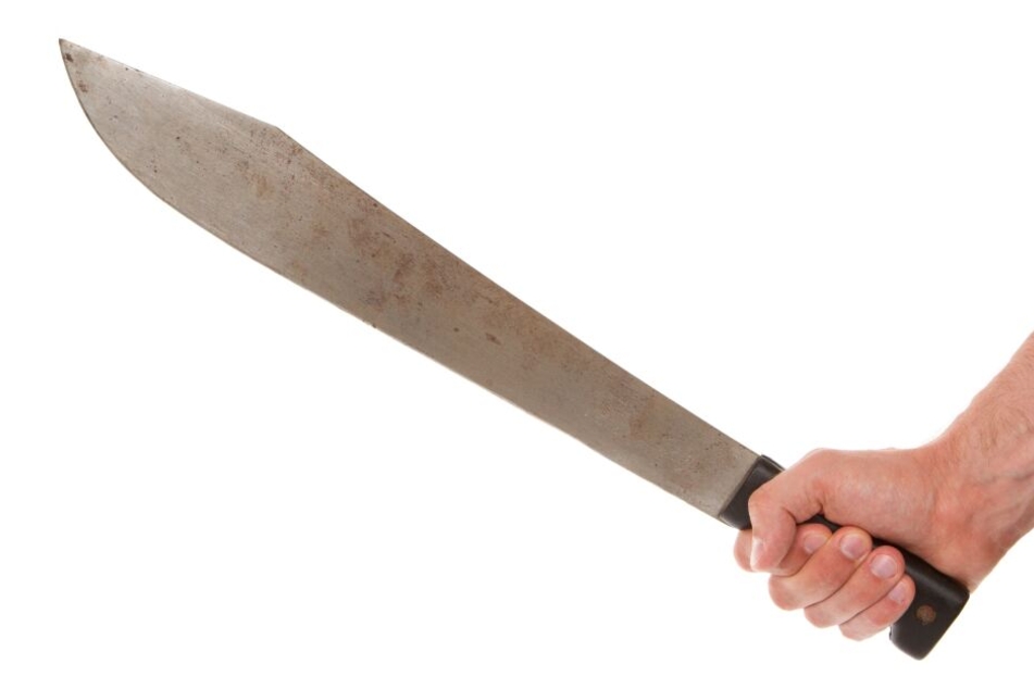 Eine Beifahrerin soll einen anderen Autofahrer mit einer Machete bedroht haben (Symbolbild).