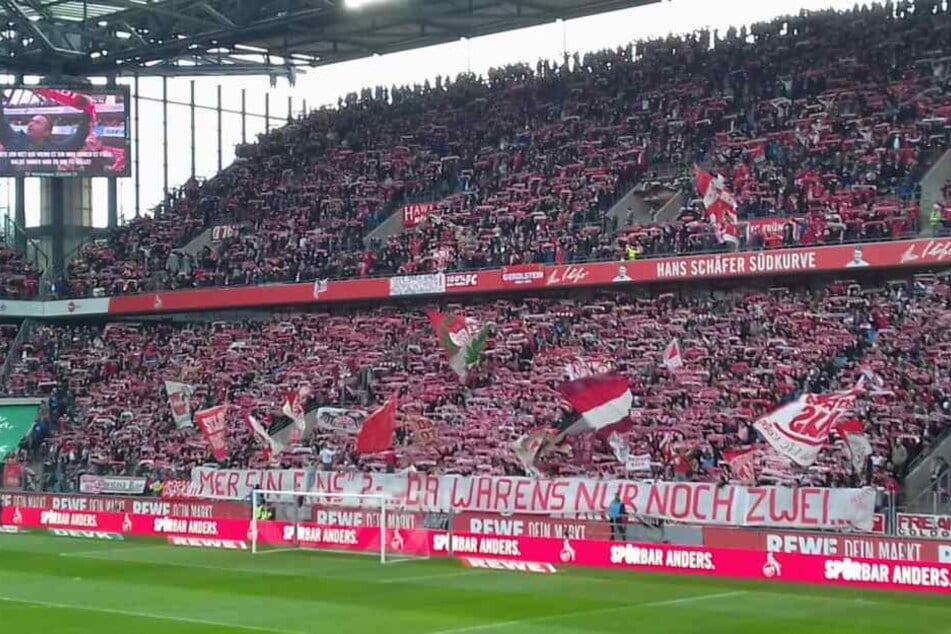 Ein Blick auf die Kölner Südkurve am Samstag mit dem Transparent.