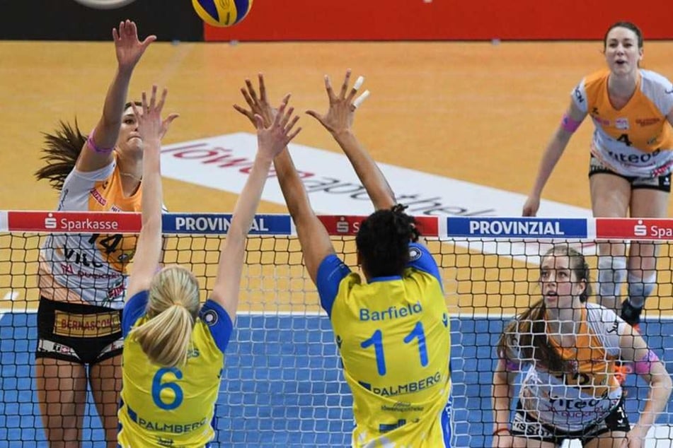 Madison Bugg (vorn rechts) am Netz.