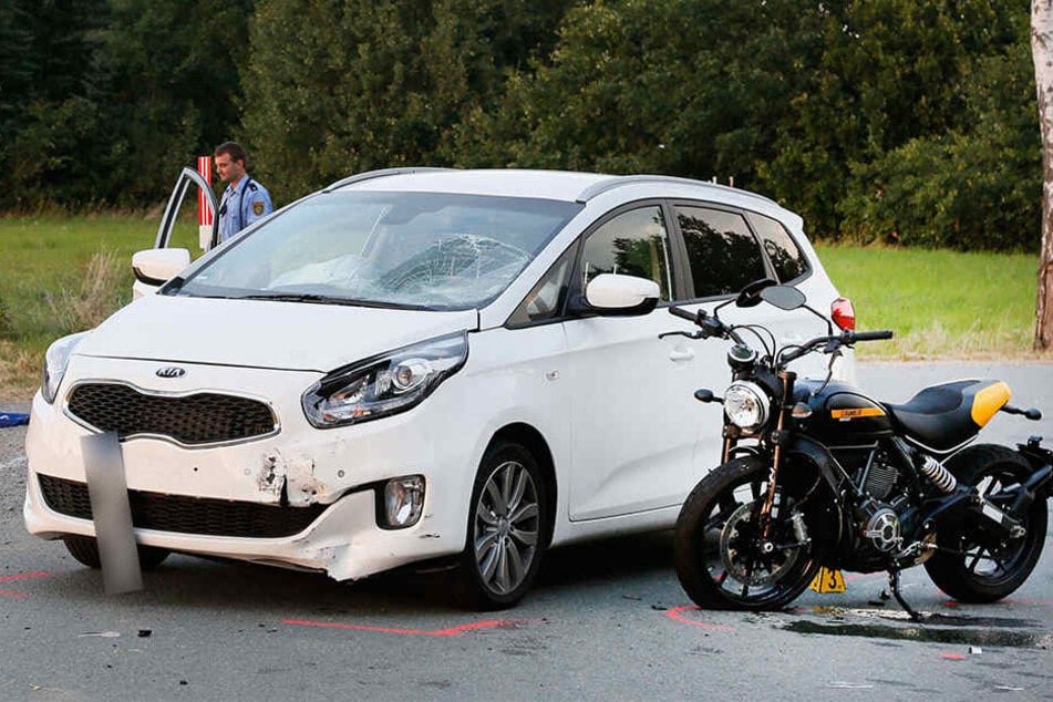 Der 48-jährige Motorradfahrer ist bei der Kollision mit dem Auto schwer verletzt worden.