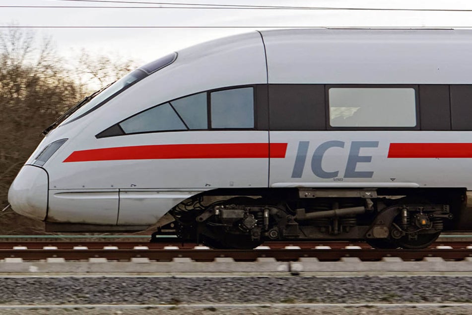 Der kleine Junge fuhr mit dem ICE allein von Berlin nach Leipzig.