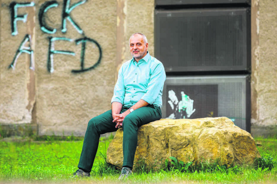 Rico Gebhardt (56) vor dem Bahnhofsgebäude in Lohmen. Der Politiker ist, wie schon 2014, Spitzenkandidat der Linken