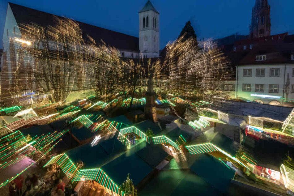 Auf dem Freiburger Weihnachtsmarkt erhellen rund 240.000 Lichter die Dunkelheit.