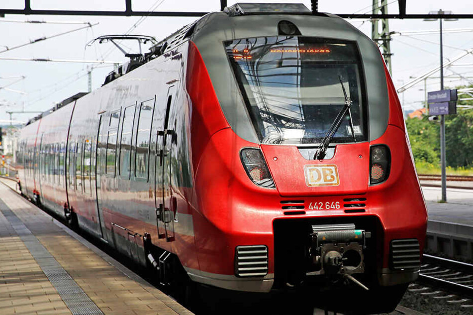 Ein 21-Jähriger soll in einer Regionalbahn nach Dresden einen Mitreisenden gebissen haben.