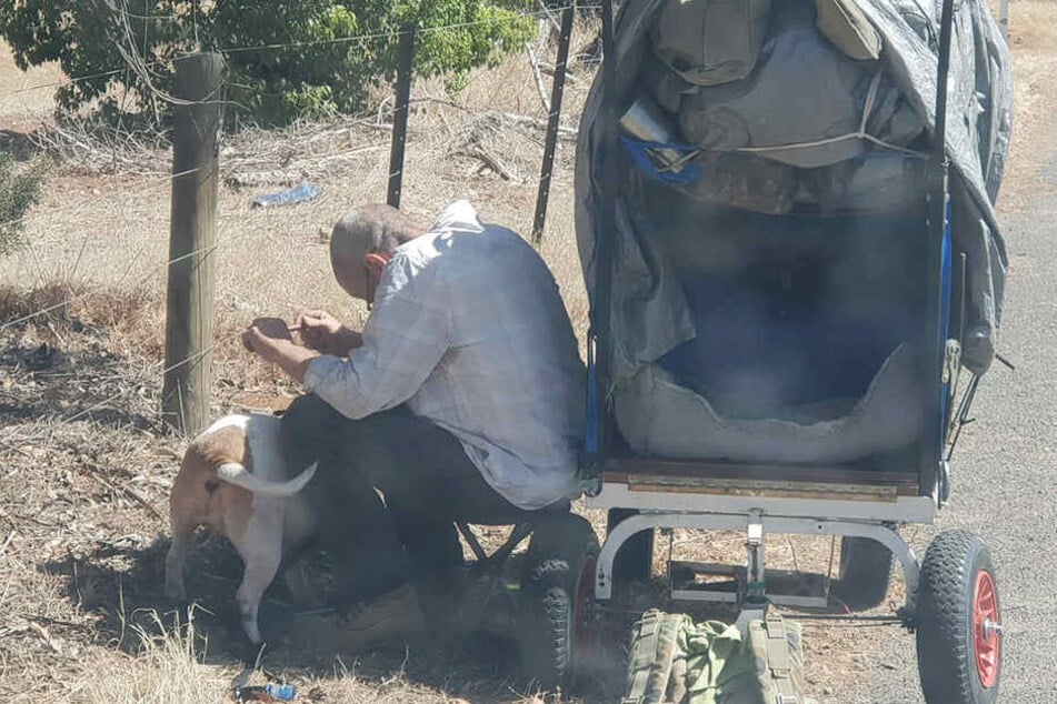So sah der Lasterfahrer den Fremden mit seinem Hund am Straßenrand sitzen.