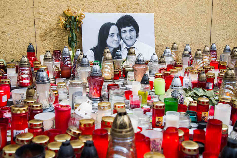 Kerzen sind neben einem Bild des Investigativ-Journalisten Kuciak und seiner Verlobten Martina aufgestellt. Das Paar wurde in seinem Haus in Velka Maca erschossen.