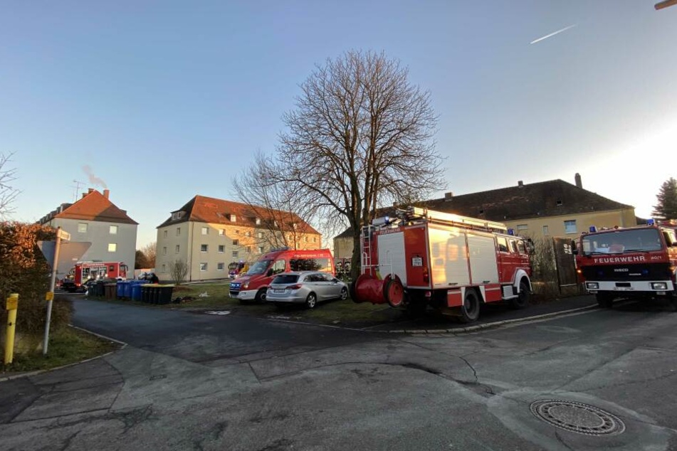Beim Brand einer Wohnung in einem Mehrfamilienhaus kam eine Person ums Leben.