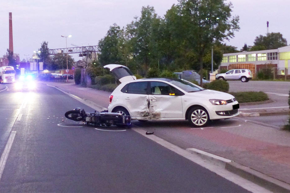 Der Biker krachte frontal in die Seite des VW Polo.