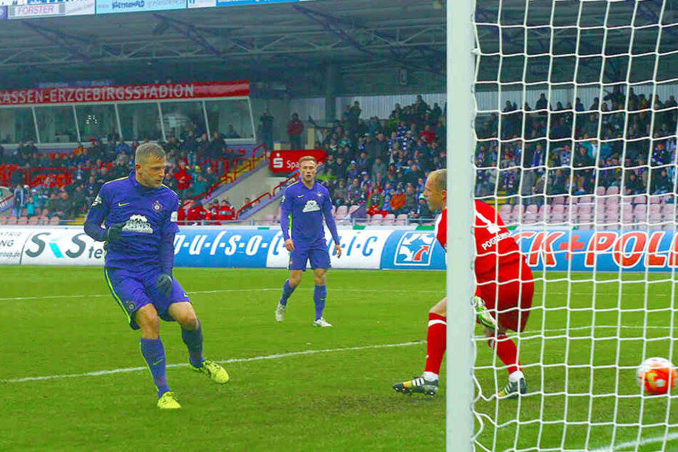29. November 2015, das letzte Auer Tor in der alten Arena! Nicky Adler (l.) trifft gegen Fortuna Kölns Schlussmann André Poggenburg zum 2:0-Endstand. Damals spielten die "Veilchen" in der 3. Liga.