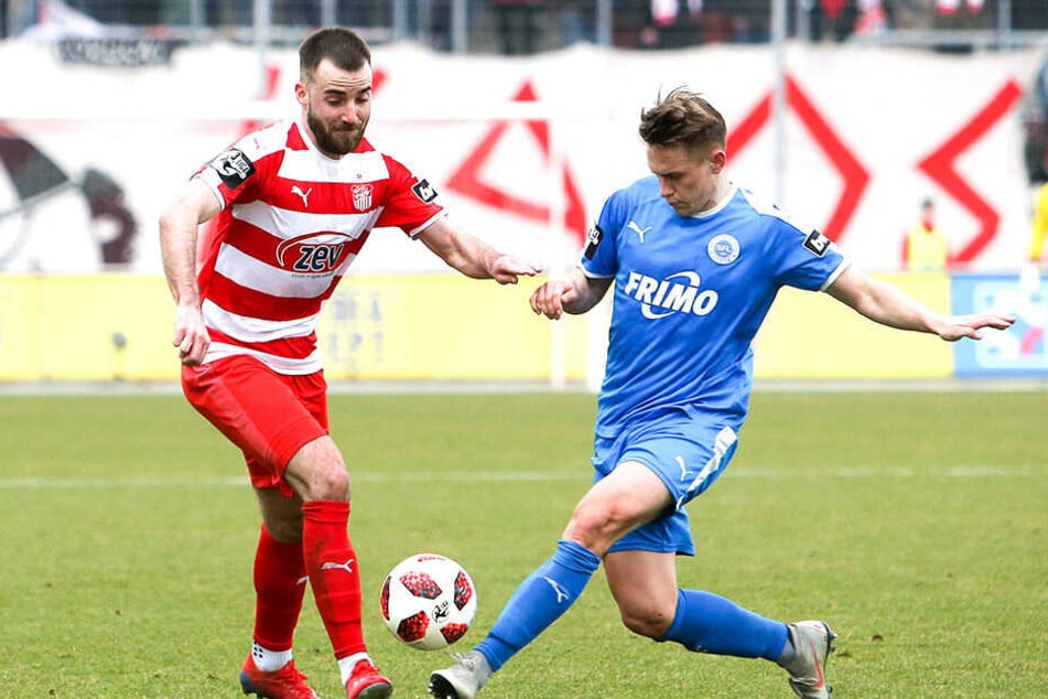 Sascha Härtel (r.) im Trikot des FC Erzgebirge im Spiel gegen den SV Sandhausen - hier versucht er den Schuss von Rurik Gislason zu blocken.