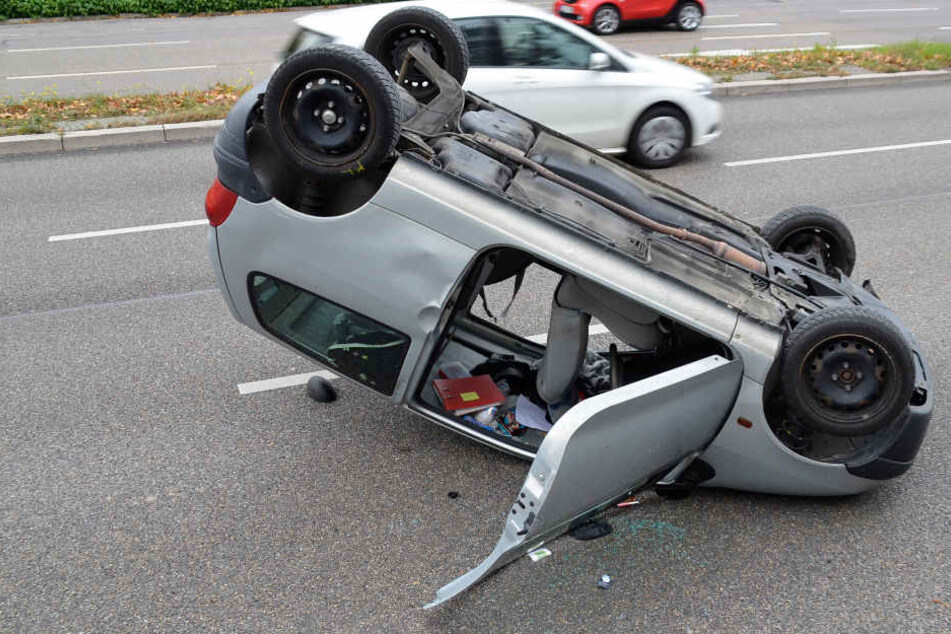 Nach dem Crash lag der Twingo auf dem Dach.