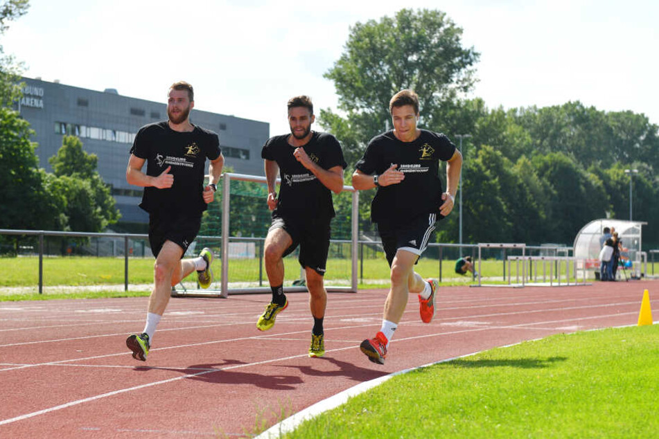 Es waren keine lockeren Runden, die (v.l.) Arseniy Buschmann, Sebastian Greß und Robin Hoffmann beim Lauftraining drehten.