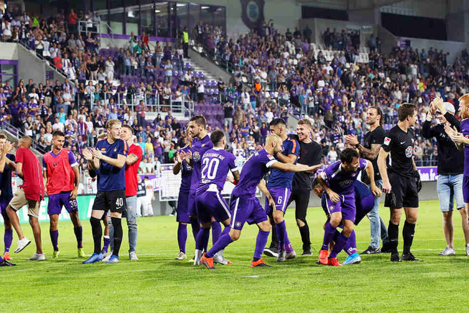 Tanzende Veilchen: Die Auer Spieler feierten das Remis mit ihren Fans wie einen Sieg.