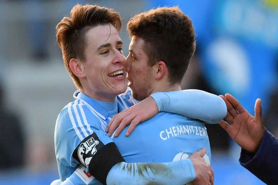 Die jungen Wilden haben derzeit viel Grund zum Jubeln: Florian Hansch (l.)
traf in Großaspach, Tom Baumgart (r.) gegen Halle