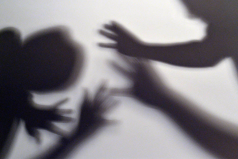 Wegen sexuellen Missbrauchs von Kindern und Schutzbefohlenen hat die Staatsanwaltschaft Trier den Leiter eines Gymnasiums angeklagt. (Symbolbild)