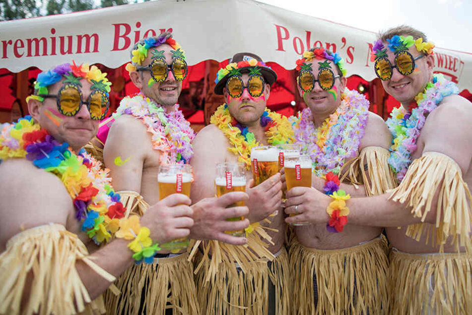 Englische Touristen hatten auf der Biermeile sichtlich Spaß.