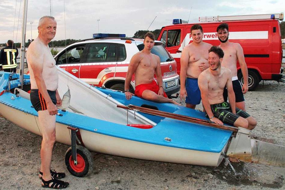 Johann Gregor (22) und seine drei Kumpels halfen dem Rentner samt Boot wieder aus dem Wasser heraus.
