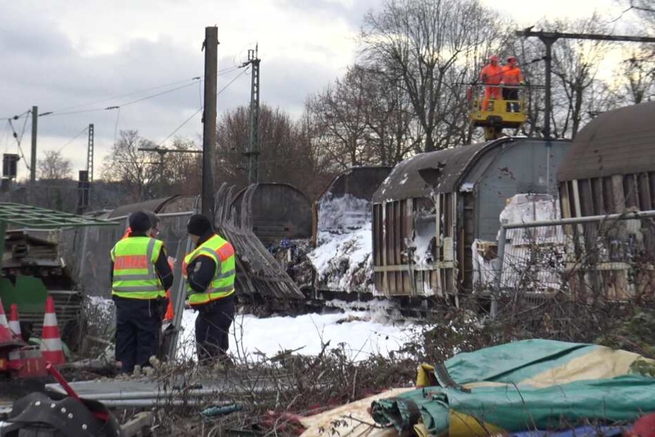 Die ausgebrannten Waggons auf der Strecke bei Unkel.