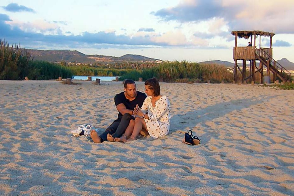Beim romantischen Date am Strand brach Jenni in Tränen aus: Sie hatte Angst.
