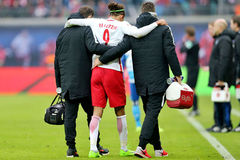 Yussuf Poulsen wird nach seinem Muskelbündelriss, den er sich gegen den HSV zugezogen hatte, stützend vom Platz begleitet.