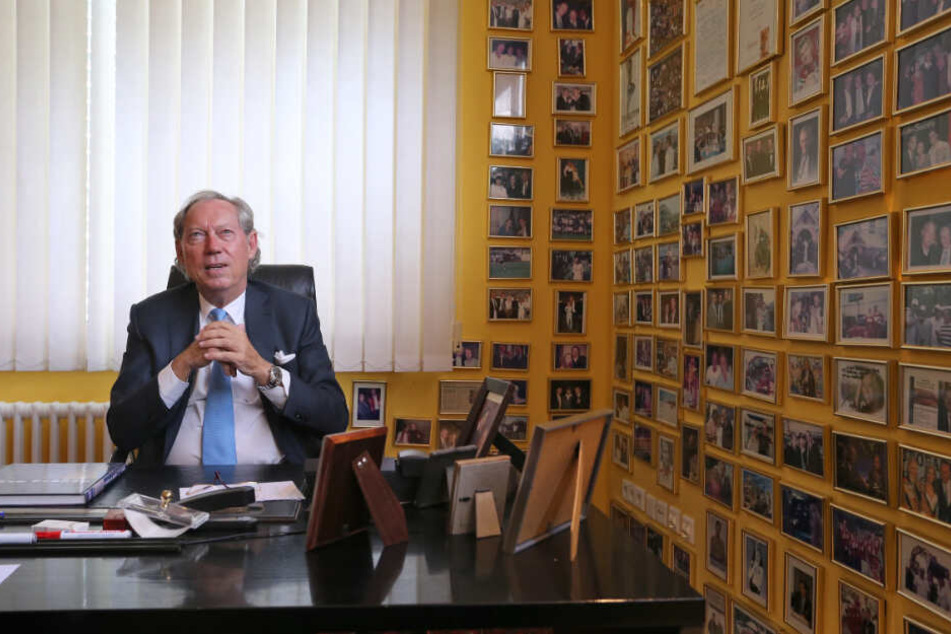 Schönheits-Chirurg Professor Werner Mang sitzt in seinem Büro in der Bodensee Klinik.
