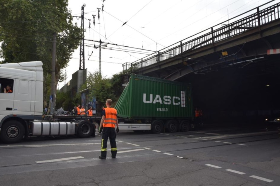 Der Container passte nicht unter der Brücke her.