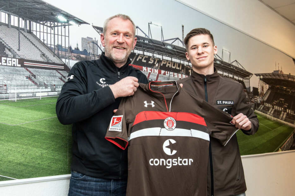 Sportchef Uwe Stöver präsentiert stolz Neuzugang Jakub Bednarczyk von Bayer Leverkusen.