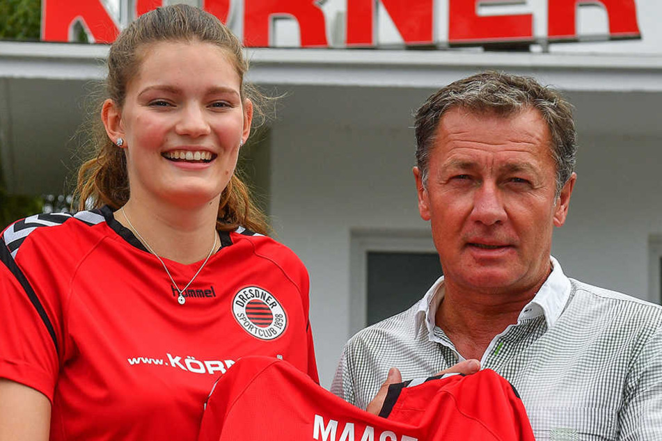 Rica Maase (17, links) bei der offiziellen Präsentation mit Hubert Körner, Geschäftsführer der KÖRNER Rohr & Umwelt GmbH und Exklusivsponsor des DSC
