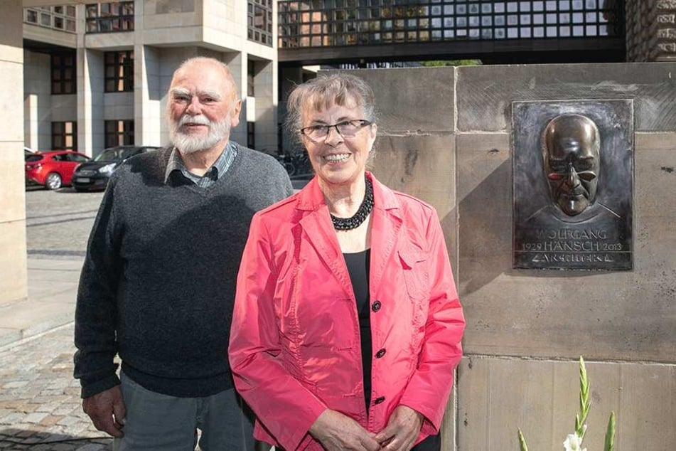 Künstler Peter Makolies (81) und Regina Hänsch (79) neben dem Bronzereliefs zu Ehren des Architekten Wolfgang Hänsch.