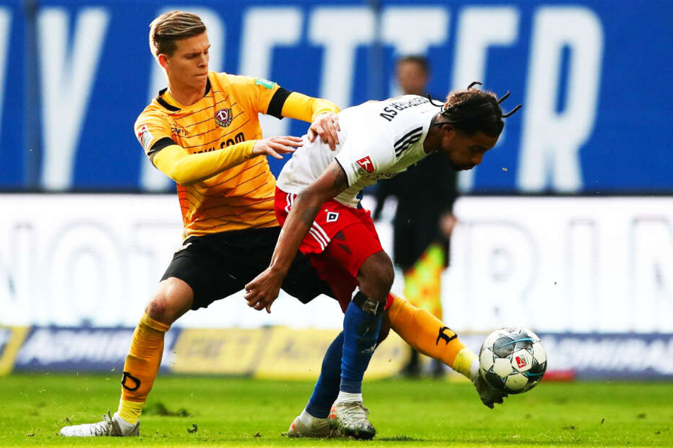 Das Spiel gegen den Ball war zuletzt ein Problem von Dzenis Burnic (l.) Hier klappt es gegen den Hamburger Jeremy Dudziak.