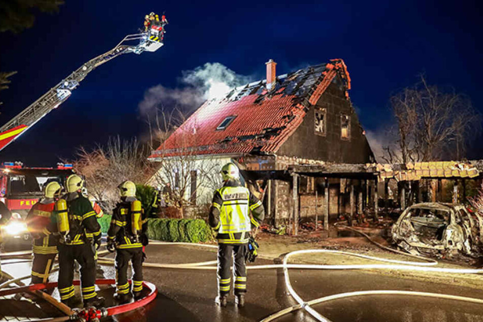 Die Katastrophe der Neujahrsnacht: Die Feuerwehrmänner konnten das Haus der Naumanns nicht mehr retten.