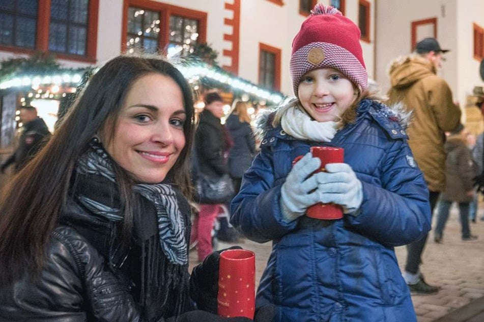 Janine (35) mit Tochter Lana (5) bei der ersten Glühwein- und Kinderpunsch-Verkostung. Die beiden freuen sich, dass wieder Weihnachtsmarkt ist.