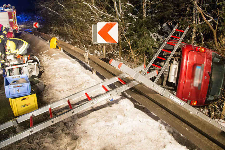 Der Wagen durchbrach die Leitplanke.