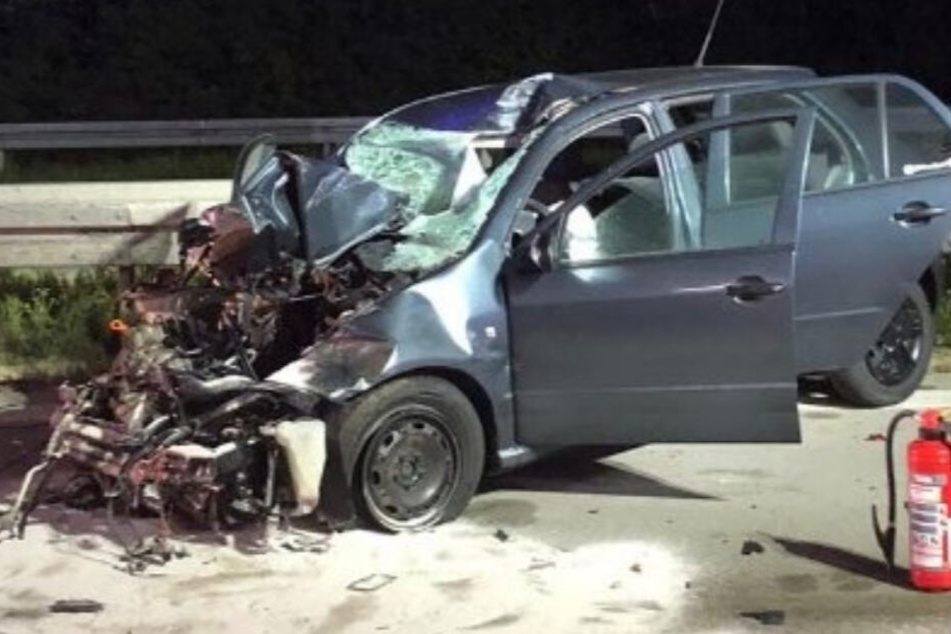 Der Fahrer dieses Skoda konnte sich selbstständig aus seinem Wrack befreien.