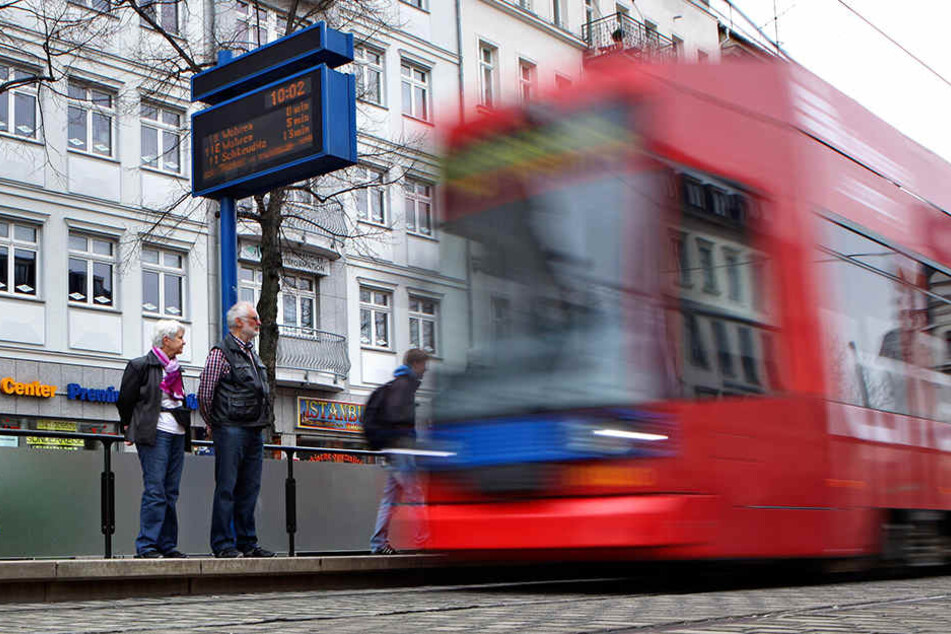 Augen auf im Straßenverkehr! Die junge Frau lief einfach auf den Gleisbereich, dabei fuhr zu diesem Zeitpunkt eine Tram ein. (Symbolbild)