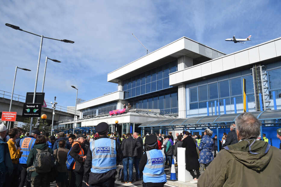 Vor dem Flughafen versammelten sich zahlreiche Aktivisten.