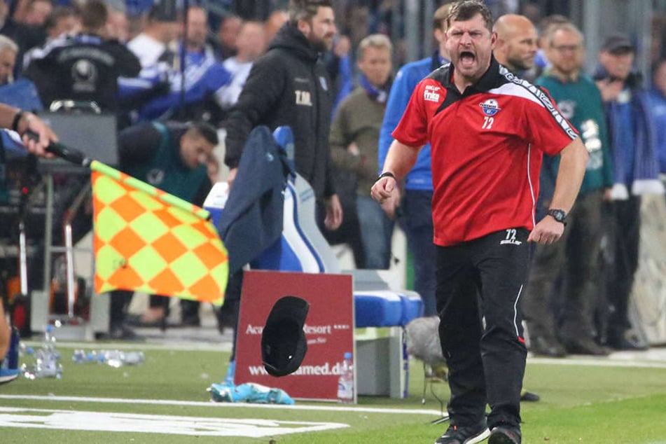 Ab und zu musste Steffen Baumgart (45) seine Mannschaft verbal nach vorne peitschen.