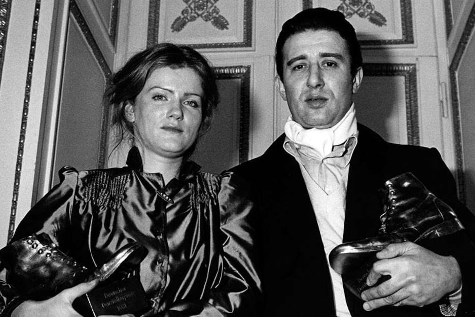 Die Schauspielerin Barbara Sukowa und ihr Kollege Rolf Zacher wurden am 10.01.1981 in München mit dem Deutschen Darstellerpreis ausgezeichnet.